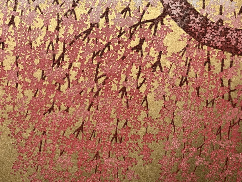 estampe japonaise contemporaine authentique de Hajime Namiki représentant un cerisier pleureur sur fond d'or en vente chez rozali'Art Gallery