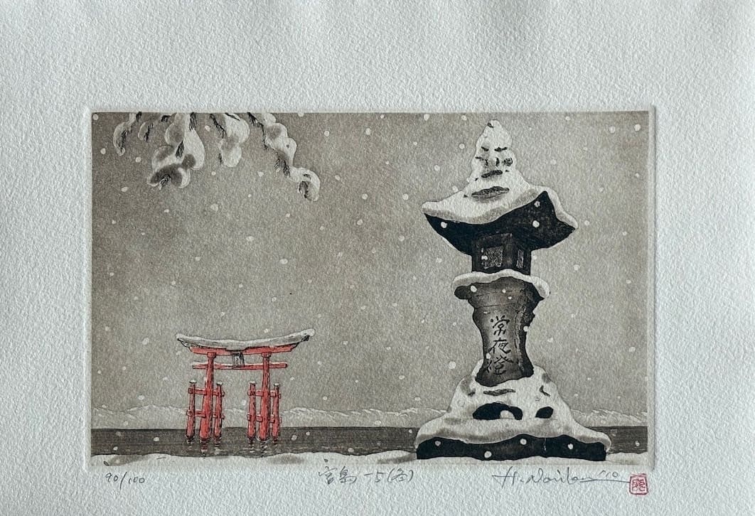 Estampe japonaise contemporaine en édition limitée (100 exemplaires) représentant un torii rouge et une lanterne de pierre recouverts de neige dans un paysage hivernal paisible. Une œuvre délicate et poétique signée Hiroto Norikane.