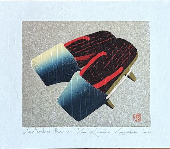 Estampe japonaise contemporaine en édition limitée (100 exemplaires), représentant une paire de geta sous une pluie fine de septembre. Une œuvre minimaliste et poétique signée Kunio Kaneko, célébrant la mélancolie et la beauté du quotidien.