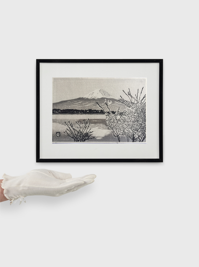 estampe sosaku Hanga de Gihachiro Okuyama en noir et blanc représentant le Mont Fuji au printemps