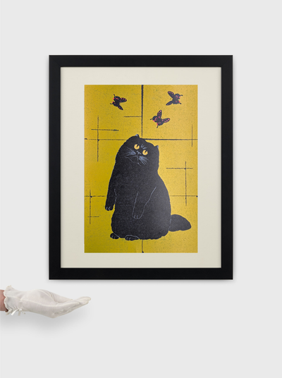 estampe japonaise de Tadashide Nishida en édition limitée représentant un chat sur un fond d'or regardant des papillons voler