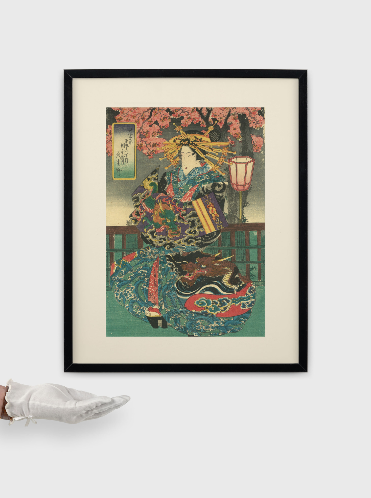 estampe japonaise ukiyo-e représentant une bijin, jeune beauté japonaise se promenant 