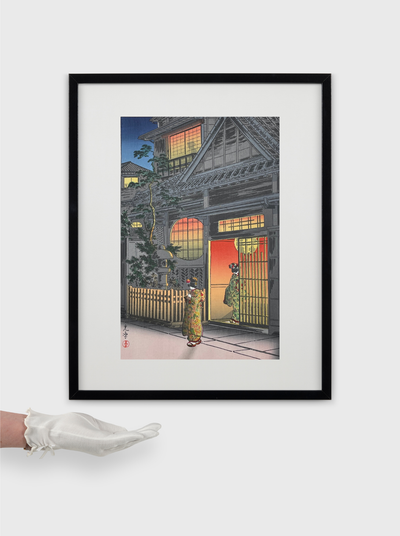 estampe japonaise originale de Koitsu Tsuchiya représentant une maiko sortant d'une maison de thé à la nuit tombée