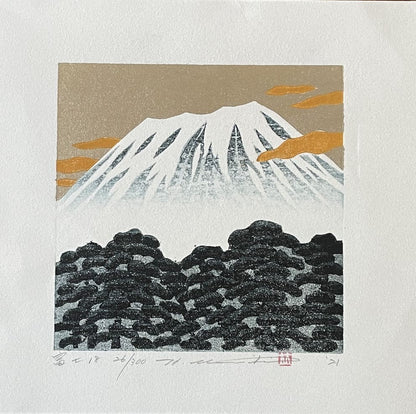 Estampe japonaise contemporaine en édition limitée (300 exemplaires), représentant le mont Fuji enneigé encadré par une forêt dense et un ciel doré traversé de nuages orange. Une œuvre élégante et poétique signée Hajime Namiki.