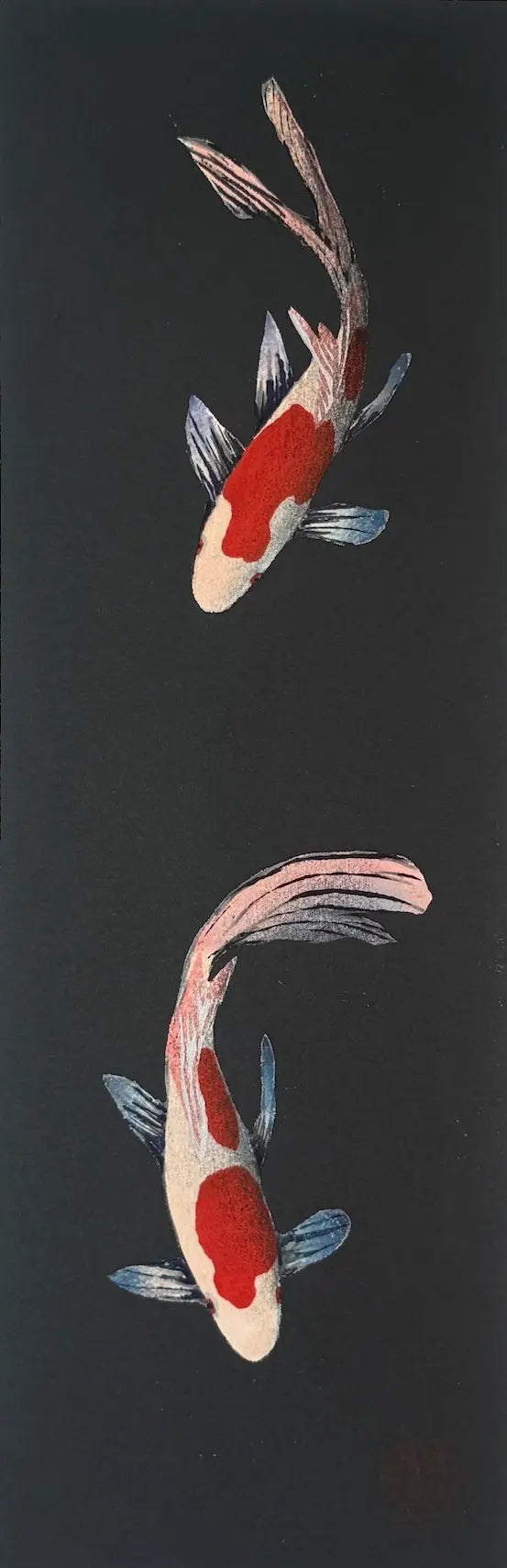 estampe japonaise contemporaine de Kunio Kaneko représentant deux carpes koi nageant sur un fond noir