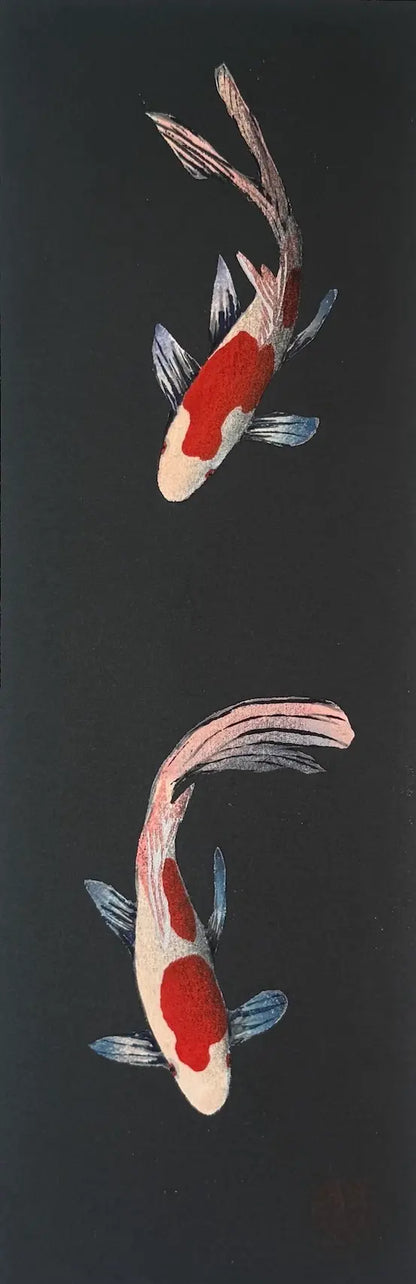 estampe japonaise contemporaine de Kunio Kaneko représentant deux carpes koi nageant sur un fond noir