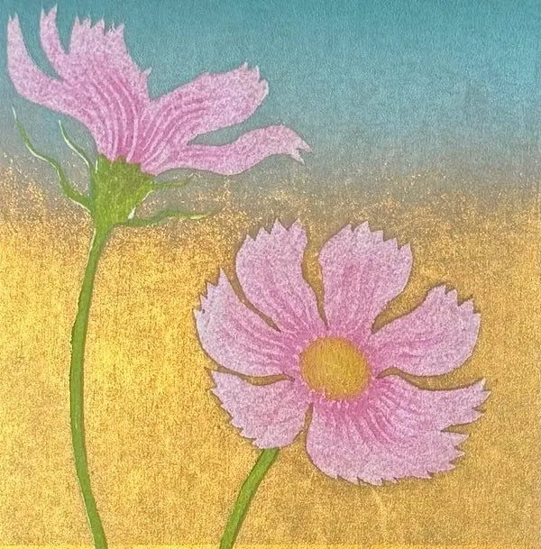 Estampe japonaise originale de Takashi Hirose intitulée Cosmos, représentant trois fleurs roses aux longues tiges vertes sur un fond doré et bleu.
