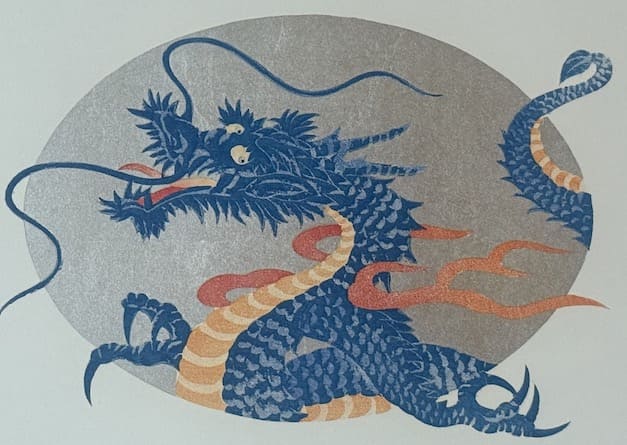 Hajime Namiki – Dragon – estampe japonaise contemporaine sur fond argent en vente à Paris chez Rozali'Art Gallery