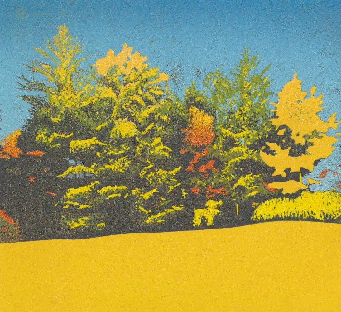Estampe japonaise contemporaine de Takashi Hirose montrant un groupe d'arbres verdoyants et dorés sous un ciel bleu pur avec un premier plan jaune vif.