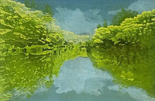 Estampe japonaise contemporaine de Takashi Hirose représentant l'étang de Kumoba entouré d'arbres verdoyants avec un reflet parfait du ciel nuageux dans l'eau.