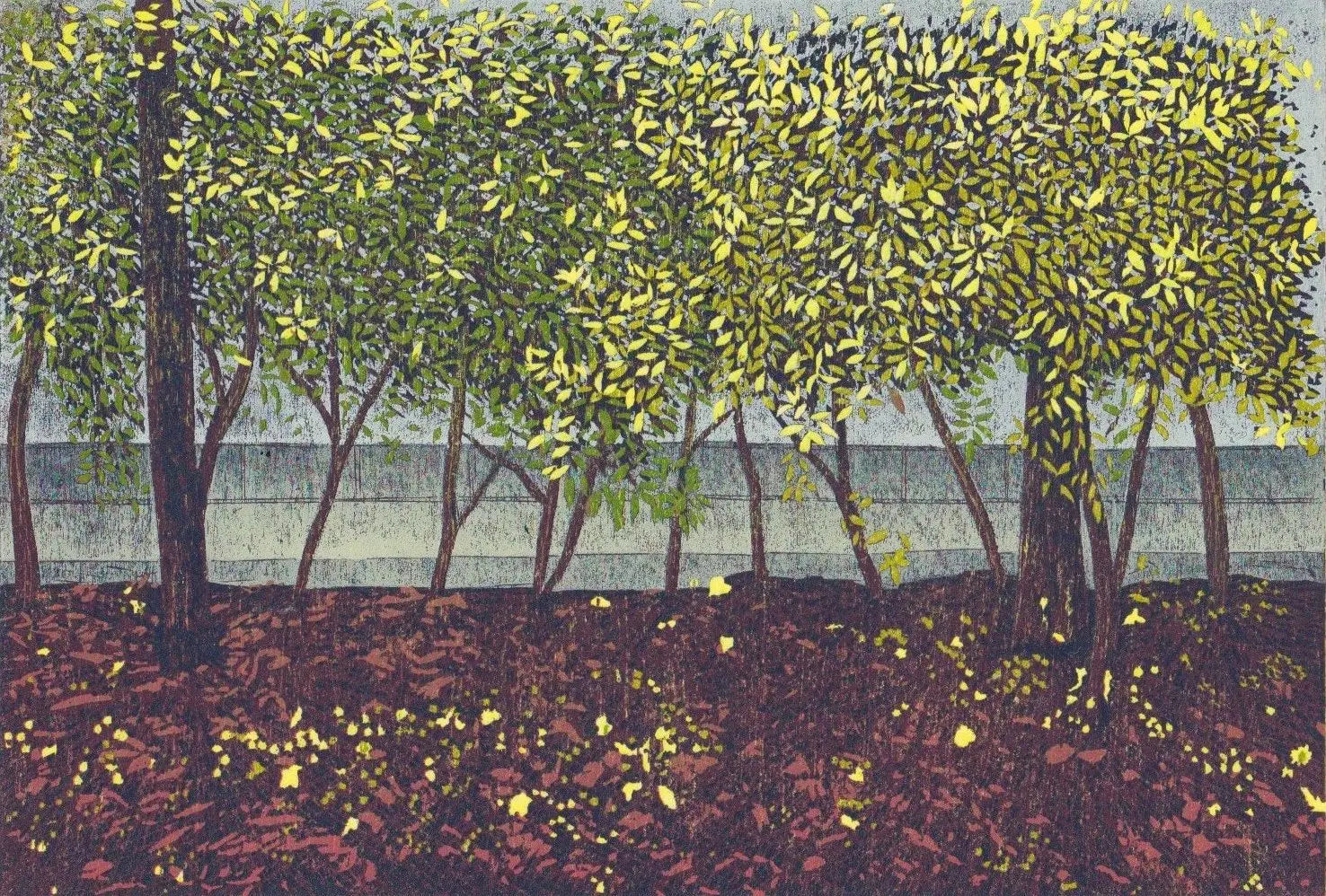 Estampe japonaise contemporaine de Takashi Hirose représentant un alignement de jeunes arbres aux feuilles vertes et jaunes sur un sol couvert de feuilles mortes.