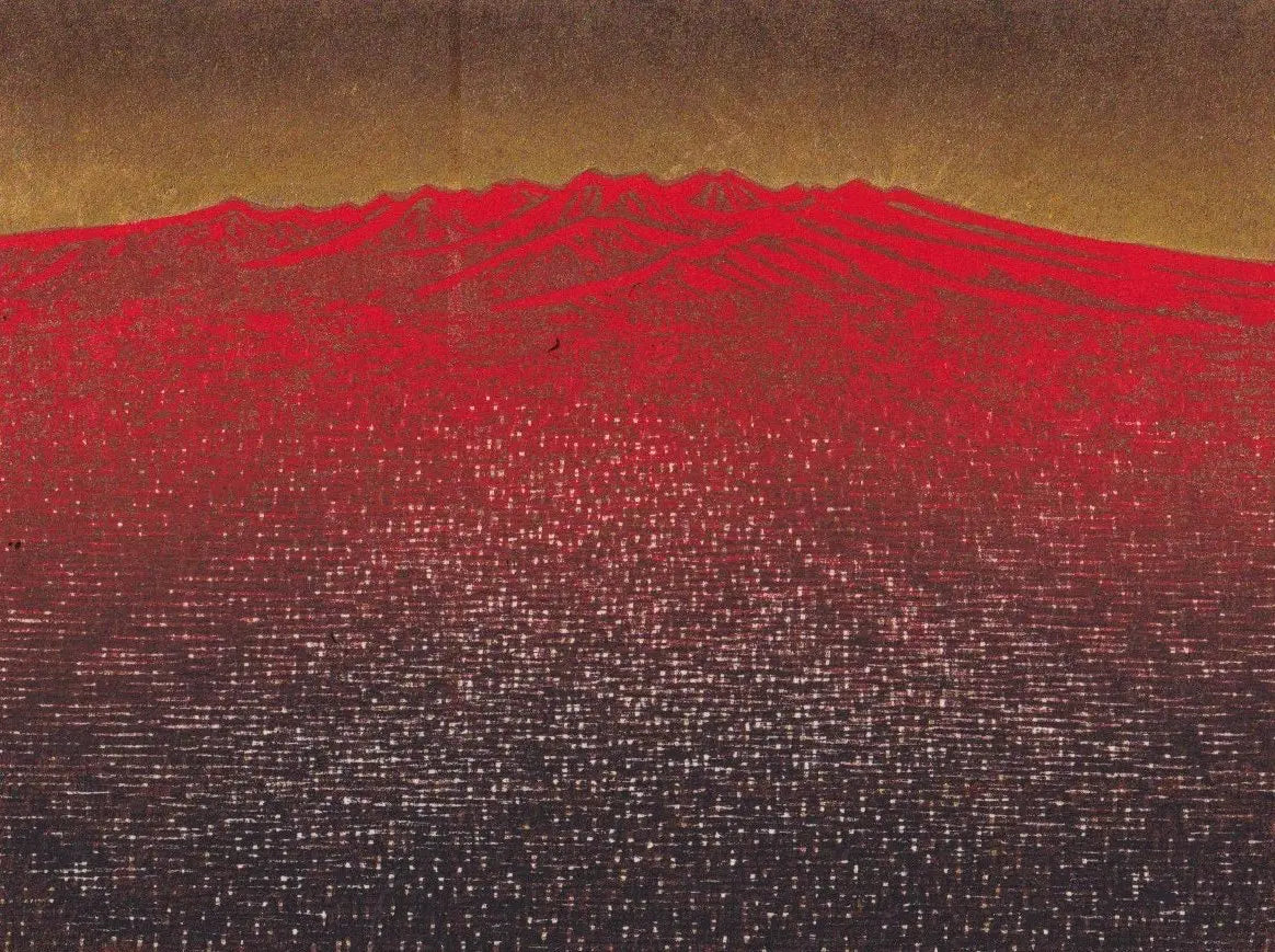 Estampe japonaise contemporaine de Takashi Hirose montrant la silhouette rouge vif du mont Akagi surmontée d'un ciel doré et d'une plaine sombre au coucher du soleil.
