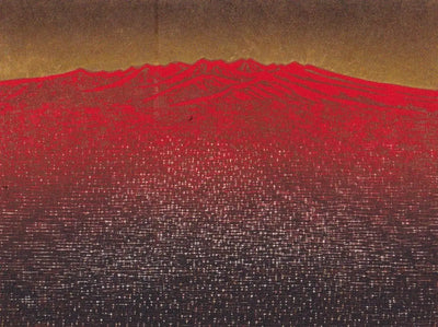Estampe japonaise contemporaine de Takashi Hirose montrant la silhouette rouge vif du mont Akagi surmontée d'un ciel doré et d'une plaine sombre au coucher du soleil.