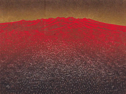 Estampe japonaise contemporaine de Takashi Hirose montrant la silhouette rouge vif du mont Akagi surmontée d'un ciel doré et d'une plaine sombre au coucher du soleil.