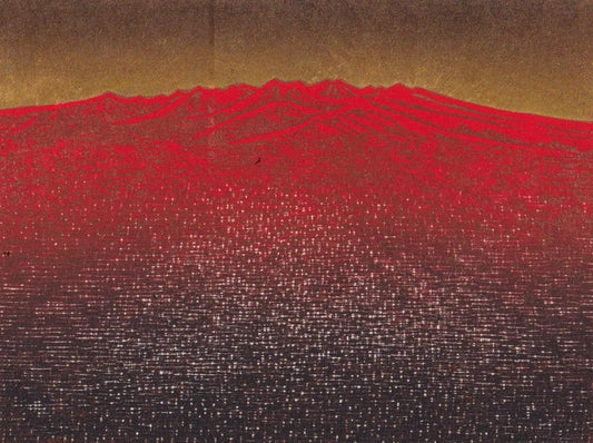 Estampe japonaise contemporaine de Takashi Hirose montrant la silhouette rouge vif du mont Akagi surmontée d'un ciel doré et d'une plaine sombre au coucher du soleil.