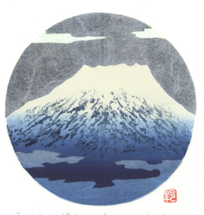 Estampe japonaise contemporaine en édition limitée (200 exemplaires) représentant le mont Fuji enneigé dans une composition circulaire, avec des teintes apaisantes de bleu et de gris. Une œuvre élégante et poétique signée Kunio Kaneko.