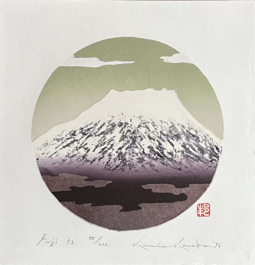 Estampe japonaise contemporaine en édition limitée (210 exemplaires) représentant le mont Fuji enneigé dans une composition circulaire minimaliste, avec des teintes douces et harmonieuses. Une œuvre élégante et symbolique signée Kunio Kaneko.