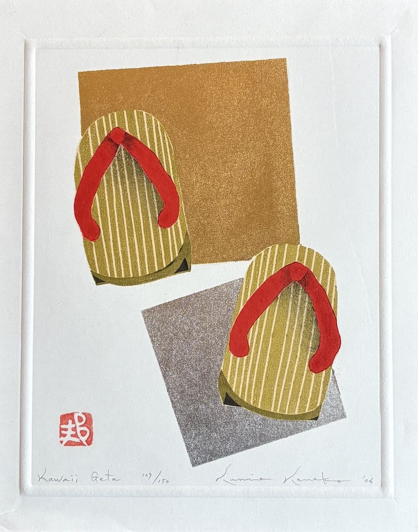 Estampe japonaise contemporaine en édition limitée (150 exemplaires), représentant une paire de geta traditionnelles aux motifs rayés et lanières rouges, posées sur des fonds dorés et argentés. Une œuvre minimaliste et élégante signée Kunio Kaneko.