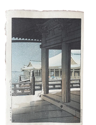 Estampe de Kawase Hasui montrant le temple Kiyomizu-dera à Kyoto sous la neige, vue depuis la terrasse en bois, édition Watanabe