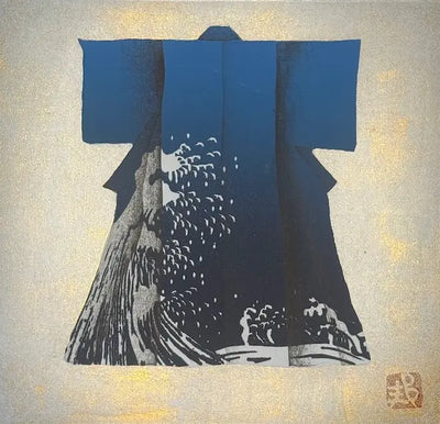 Estampe japonaise de Kunio Kaneko montrant un kimono bleu orné du motif de la Grande Vague d'Hokusai sur un fond scintillant en feuille d'or.
