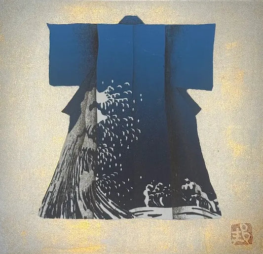 Estampe japonaise de Kunio Kaneko montrant un kimono bleu orné du motif de la Grande Vague d'Hokusai sur un fond scintillant en feuille d'or.