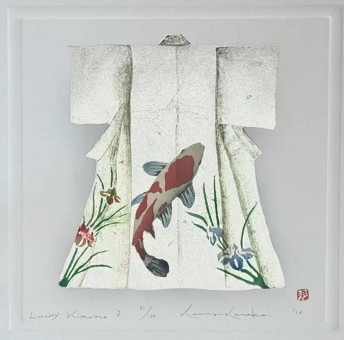 Estampe japonaise de Kunio Kaneko représentant un kimono orné d'une carpe koï et de fleurs sur fond de feuille d'argent, avec relief gaufré
