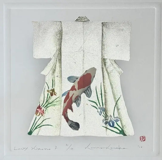 Estampe japonaise de Kunio Kaneko représentant un kimono orné d'une carpe koï et de fleurs sur fond de feuille d'argent, avec relief gaufré