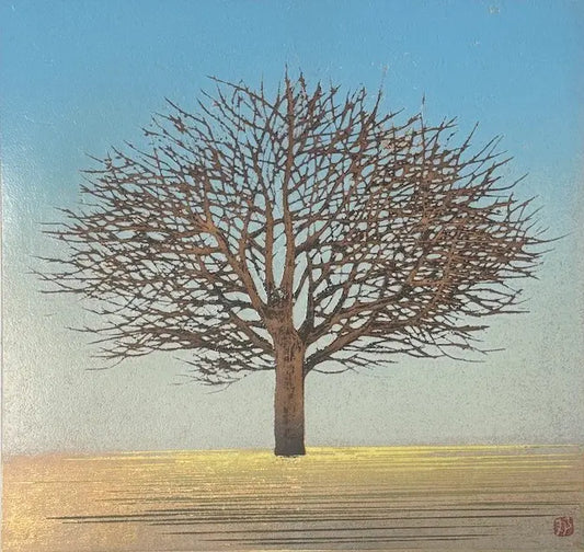 Estampe japonaise contemporaine de Kunio Kaneko représentant un arbre dénudé en automne sur un sol en feuille d'or et un ciel bleu clair.